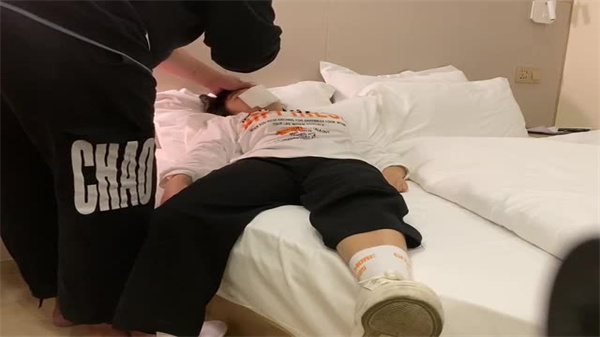 精选资源肥猪哥下药迷翻03年的美女同事